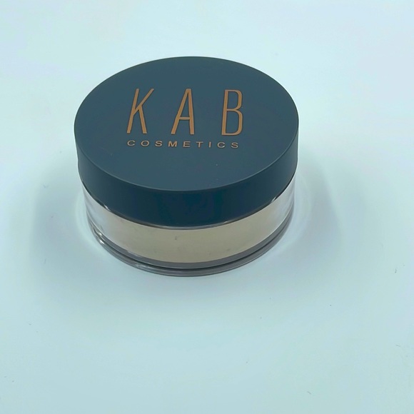 KAB Cosmetics Loose Setting Powder in Translucent (NWT) - Picture 1 of 4